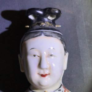Een paar Chinese famille rose kandelaars in de vorm van dames, Qianlong — foto 24
