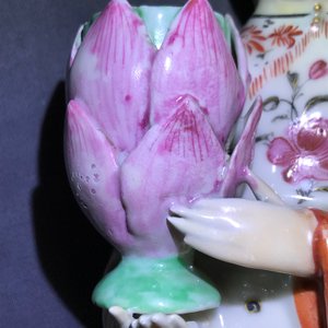 Een paar Chinese famille rose kandelaars in de vorm van dames, Qianlong — foto 25