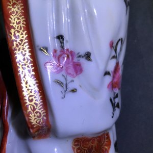 Een paar Chinese famille rose kandelaars in de vorm van dames, Qianlong — foto 27