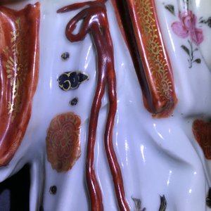Een paar Chinese famille rose kandelaars in de vorm van dames, Qianlong — foto 28