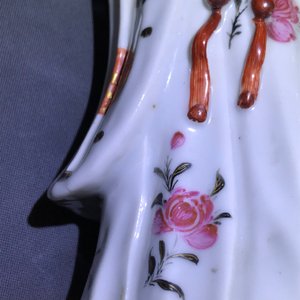 Een paar Chinese famille rose kandelaars in de vorm van dames, Qianlong — foto 29