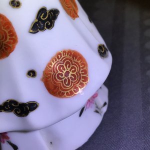 Een paar Chinese famille rose kandelaars in de vorm van dames, Qianlong — foto 35
