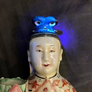 Een paar Chinese famille rose kandelaars in de vorm van dames, Qianlong — foto 37