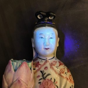 Een paar Chinese famille rose kandelaars in de vorm van dames, Qianlong — foto 38
