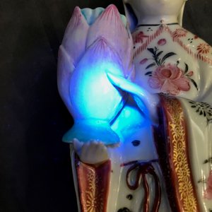Een paar Chinese famille rose kandelaars in de vorm van dames, Qianlong — foto 40