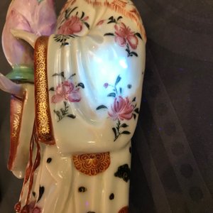 Een paar Chinese famille rose kandelaars in de vorm van dames, Qianlong — foto 41