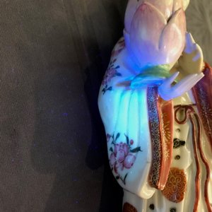 Een paar Chinese famille rose kandelaars in de vorm van dames, Qianlong — foto 43