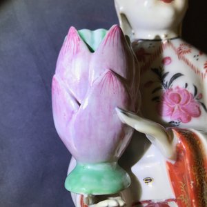 Een paar Chinese famille rose kandelaars in de vorm van dames, Qianlong — foto 49