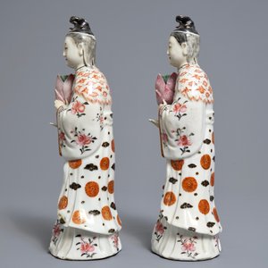 Een paar Chinese famille rose kandelaars in de vorm van dames, Qianlong — foto 5