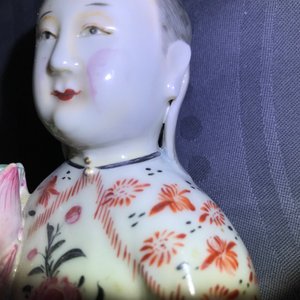 Een paar Chinese famille rose kandelaars in de vorm van dames, Qianlong — foto 51