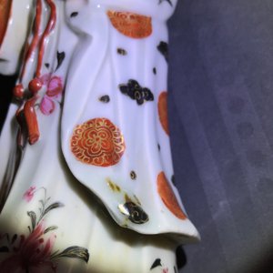 Een paar Chinese famille rose kandelaars in de vorm van dames, Qianlong — foto 54