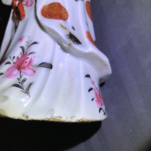 Een paar Chinese famille rose kandelaars in de vorm van dames, Qianlong — foto 56