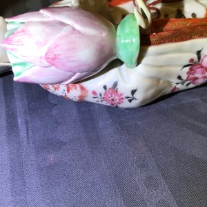 Een paar Chinese famille rose kandelaars in de vorm van dames, Qianlong — foto 58