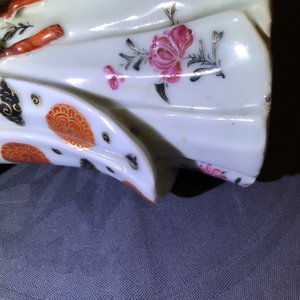 Een paar Chinese famille rose kandelaars in de vorm van dames, Qianlong — foto 60