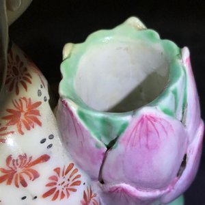 Een paar Chinese famille rose kandelaars in de vorm van dames, Qianlong — foto 66