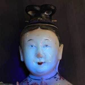 Een paar Chinese famille rose kandelaars in de vorm van dames, Qianlong — foto 9