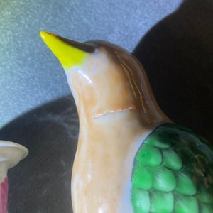 Een paar Chinese famille rose kandelaars in de vorm van vogels, Jiaqing — foto 14