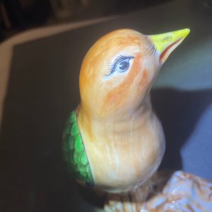 Een paar Chinese famille rose kandelaars in de vorm van vogels, Jiaqing — foto 17