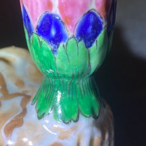 Een paar Chinese famille rose kandelaars in de vorm van vogels, Jiaqing — foto 23