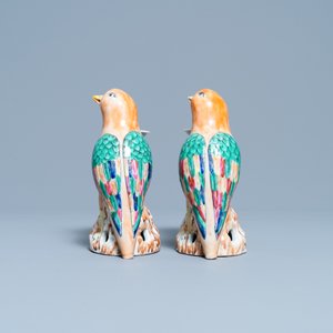 Een paar Chinese famille rose kandelaars in de vorm van vogels, Jiaqing — foto 3