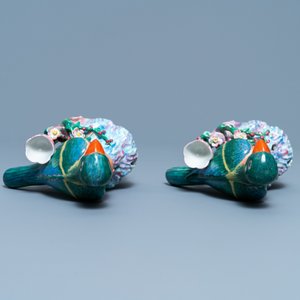 Een paar Chinese famille rose kandelaars in de vorm van vogels, Qianlong — foto 7