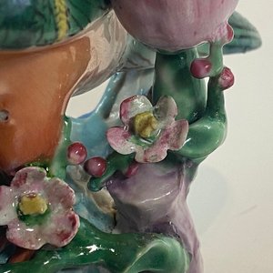 Een paar Chinese famille rose kandelaars in de vorm van vogels, Qianlong — foto 9