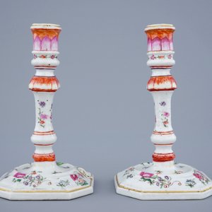 Een paar Chinese famille rose kandelaars, Qianlong, 18e eeuw — foto 2