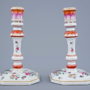 Een paar Chinese famille rose kandelaars, Qianlong, 18e eeuw — foto 3