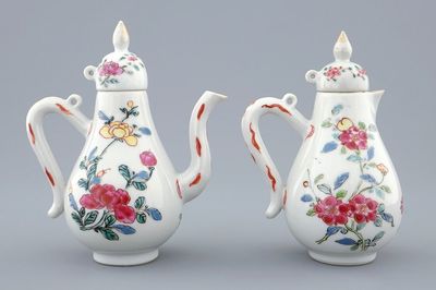 Een paar Chinese famille rose kannen met deksels, Yongzheng, 1723-1735