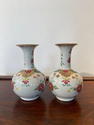 Een paar Chinese famille rose kendi met hanen, Qianlong — foto 4