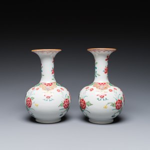 Een paar Chinese famille rose kendi met hanen, Qianlong — foto 5