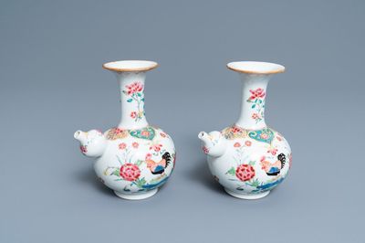 Een paar Chinese famille rose kendi met hanen, Qianlong