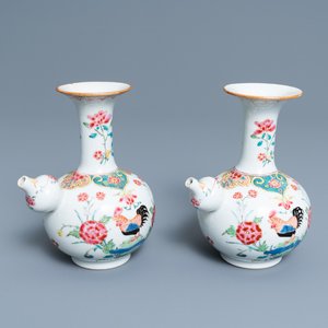 Een paar Chinese famille rose kendi met hanen, Qianlong — foto 1