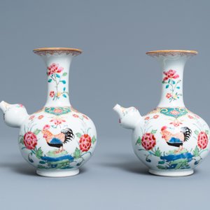 Een paar Chinese famille rose kendi met hanen, Qianlong — foto 2
