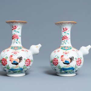 Een paar Chinese famille rose kendi met hanen, Qianlong — foto 4