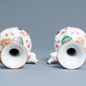 Een paar Chinese famille rose kendi met hanen, Qianlong — foto 6
