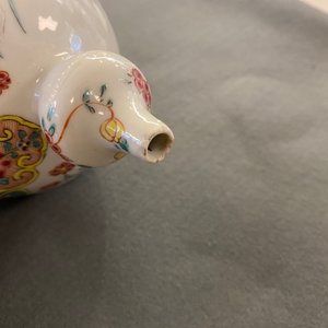 Een paar Chinese famille rose kendi met hanen, Qianlong — foto 8
