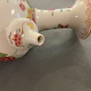 Een paar Chinese famille rose kendi met hanen, Qianlong — foto 9
