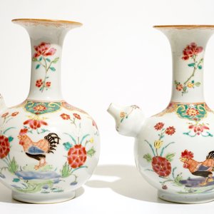 Een paar Chinese famille rose kendi's met hanendecor, Qianlong — foto 2