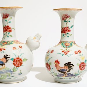 Een paar Chinese famille rose kendi's met hanendecor, Qianlong — foto 4