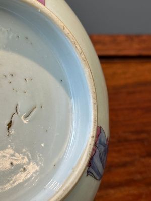 Een paar Chinese famille rose kommen en vier borden, Yongzheng/Qianlong — foto 12