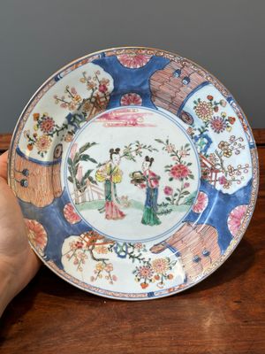 Een paar Chinese famille rose kommen en vier borden, Yongzheng/Qianlong — foto 15