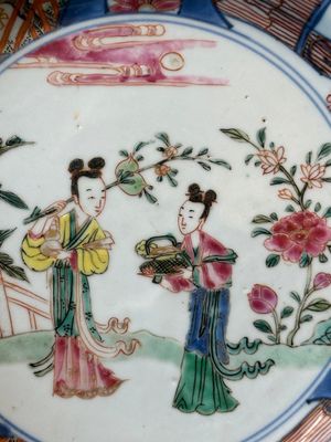 Een paar Chinese famille rose kommen en vier borden, Yongzheng/Qianlong — foto 16