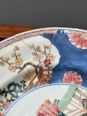 Een paar Chinese famille rose kommen en vier borden, Yongzheng/Qianlong — foto 19