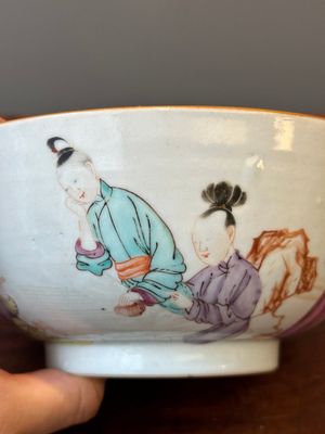 Een paar Chinese famille rose kommen en vier borden, Yongzheng/Qianlong — foto 2