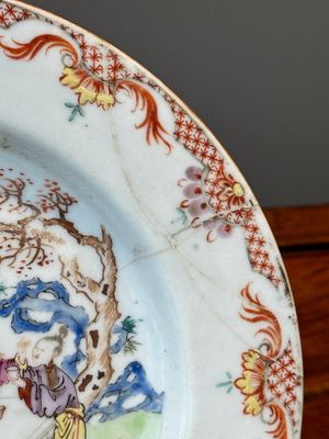 Een paar Chinese famille rose kommen en vier borden, Yongzheng/Qianlong — foto 29
