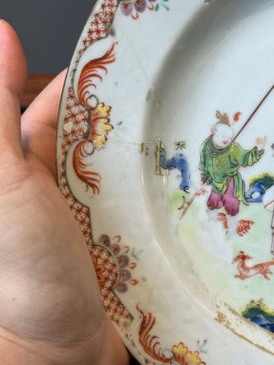 Een paar Chinese famille rose kommen en vier borden, Yongzheng/Qianlong — foto 41