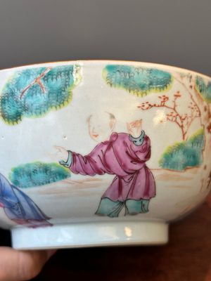 Een paar Chinese famille rose kommen en vier borden, Yongzheng/Qianlong — foto 5