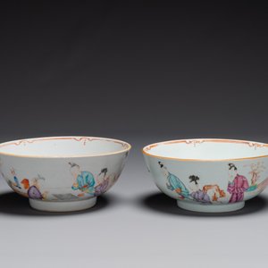 Een paar Chinese famille rose kommen en vier borden, Yongzheng/Qianlong — foto 4