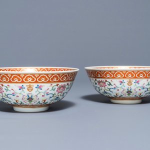 Een paar Chinese famille rose kommen met floraal decor, Daoguang merk en periode — foto 1